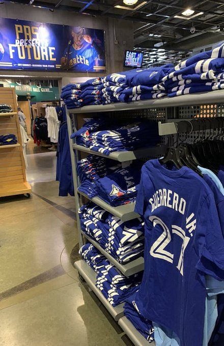 Mariners fans react to team store selling Blue Jays merch: If