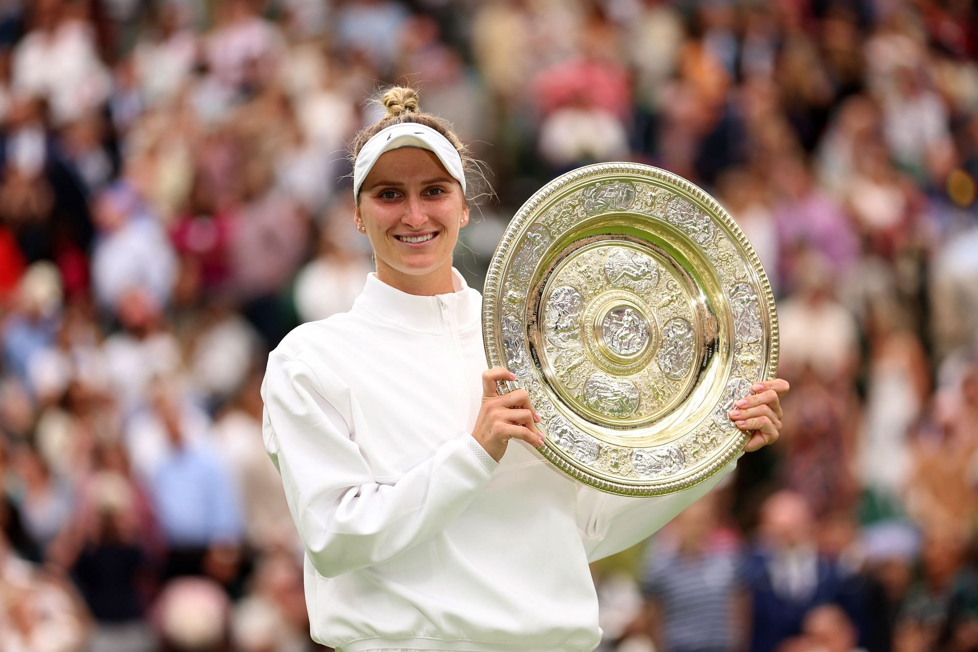 Marketa Vondrousova with the 2023 Wimbledon trophy