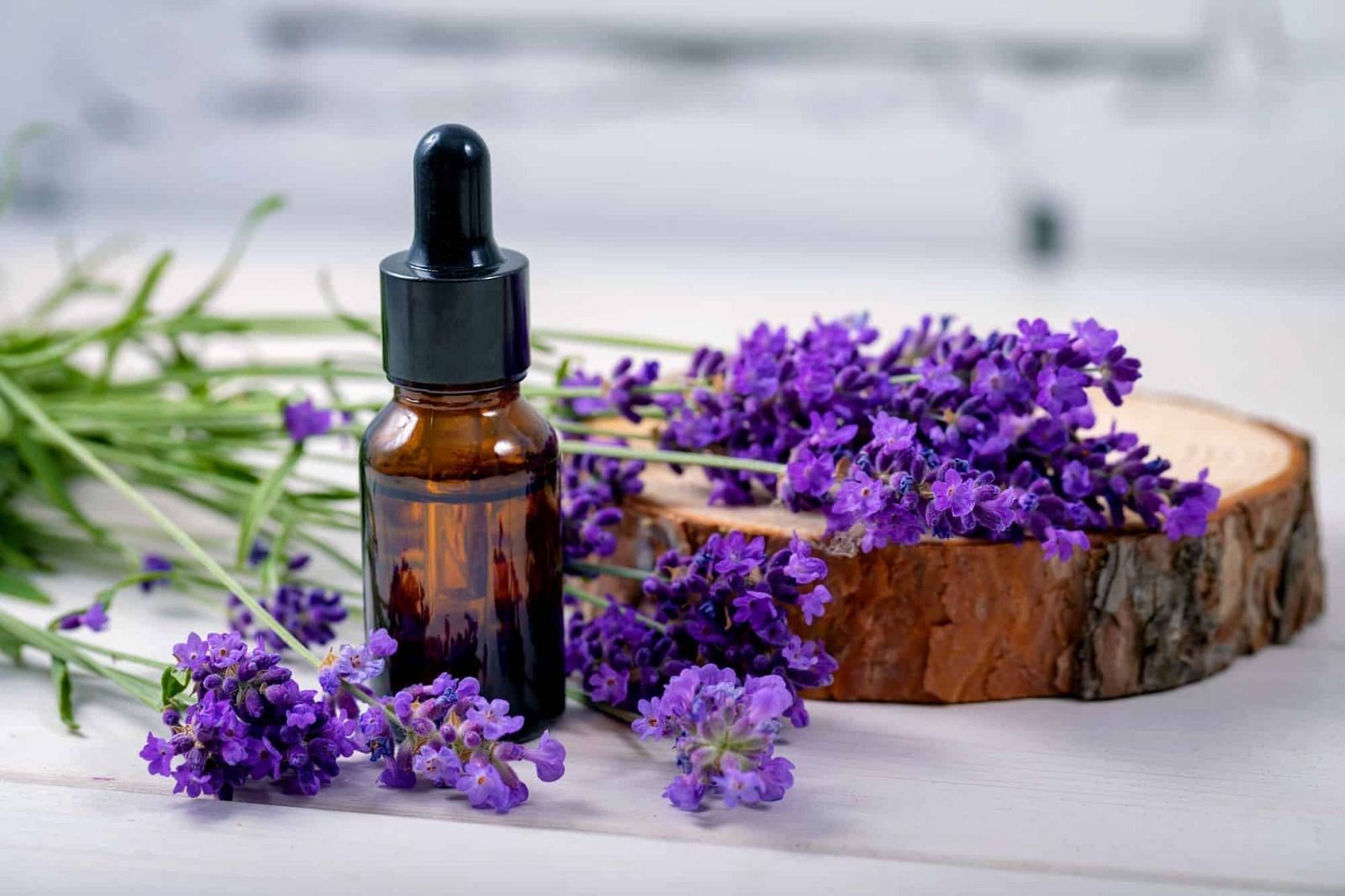 Lavender oil (Image via Getty Images)