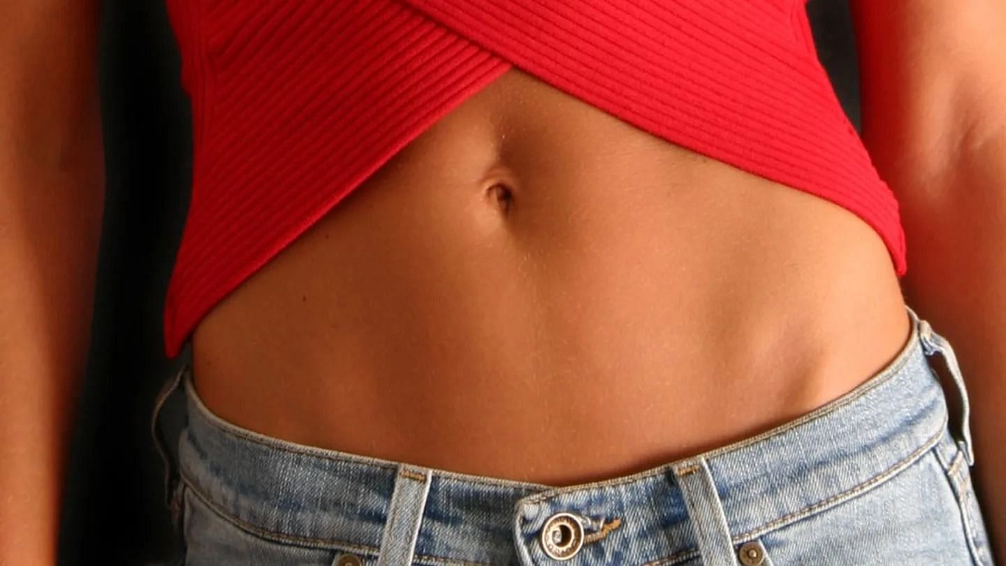 T-shaped belly button (Image via Getty Images)