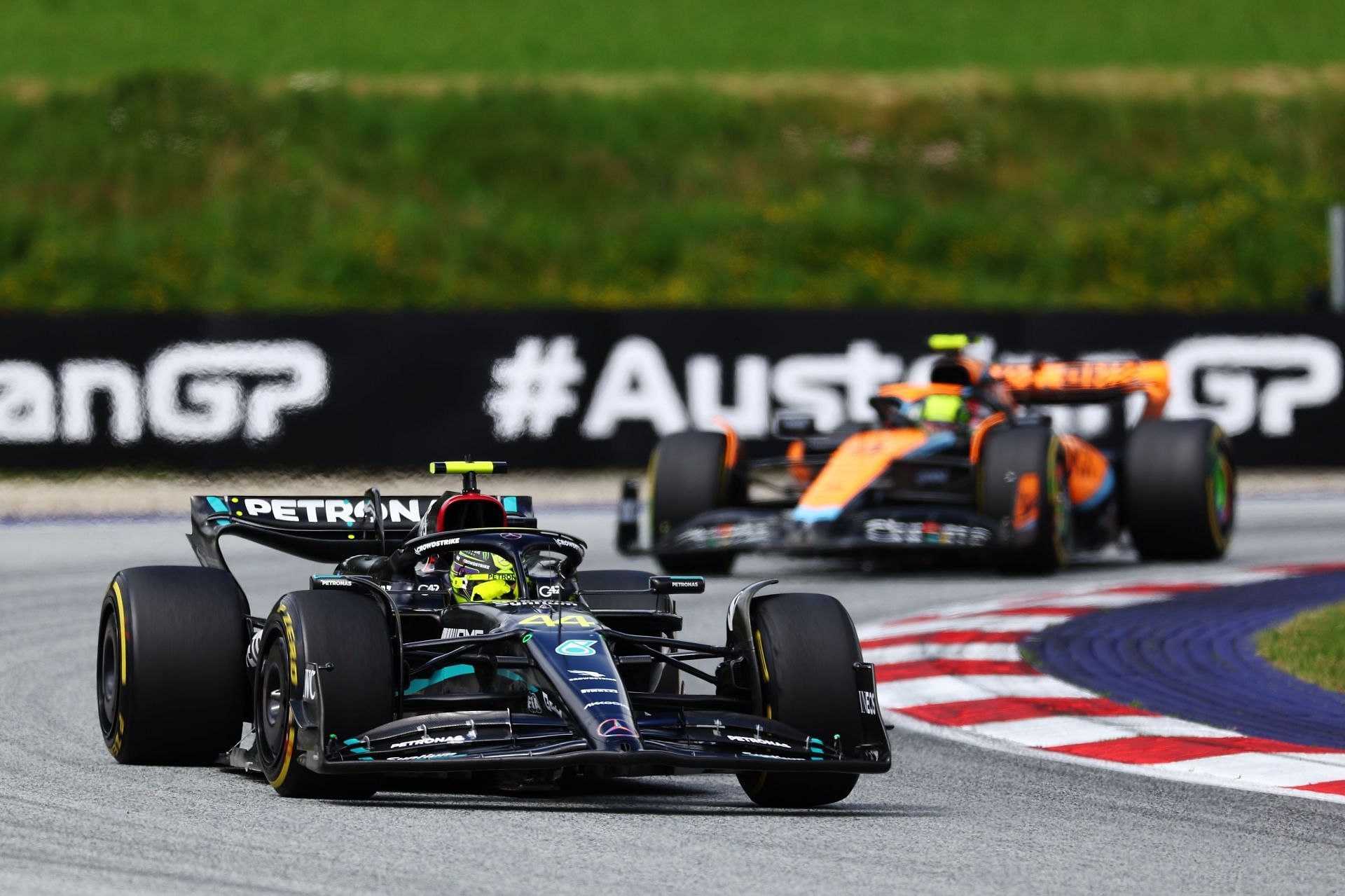 Lewis Hamilton leading Norris&#039; McLaren at the 2023 Austrian GP (Photo by Clive Rose/Getty Images)