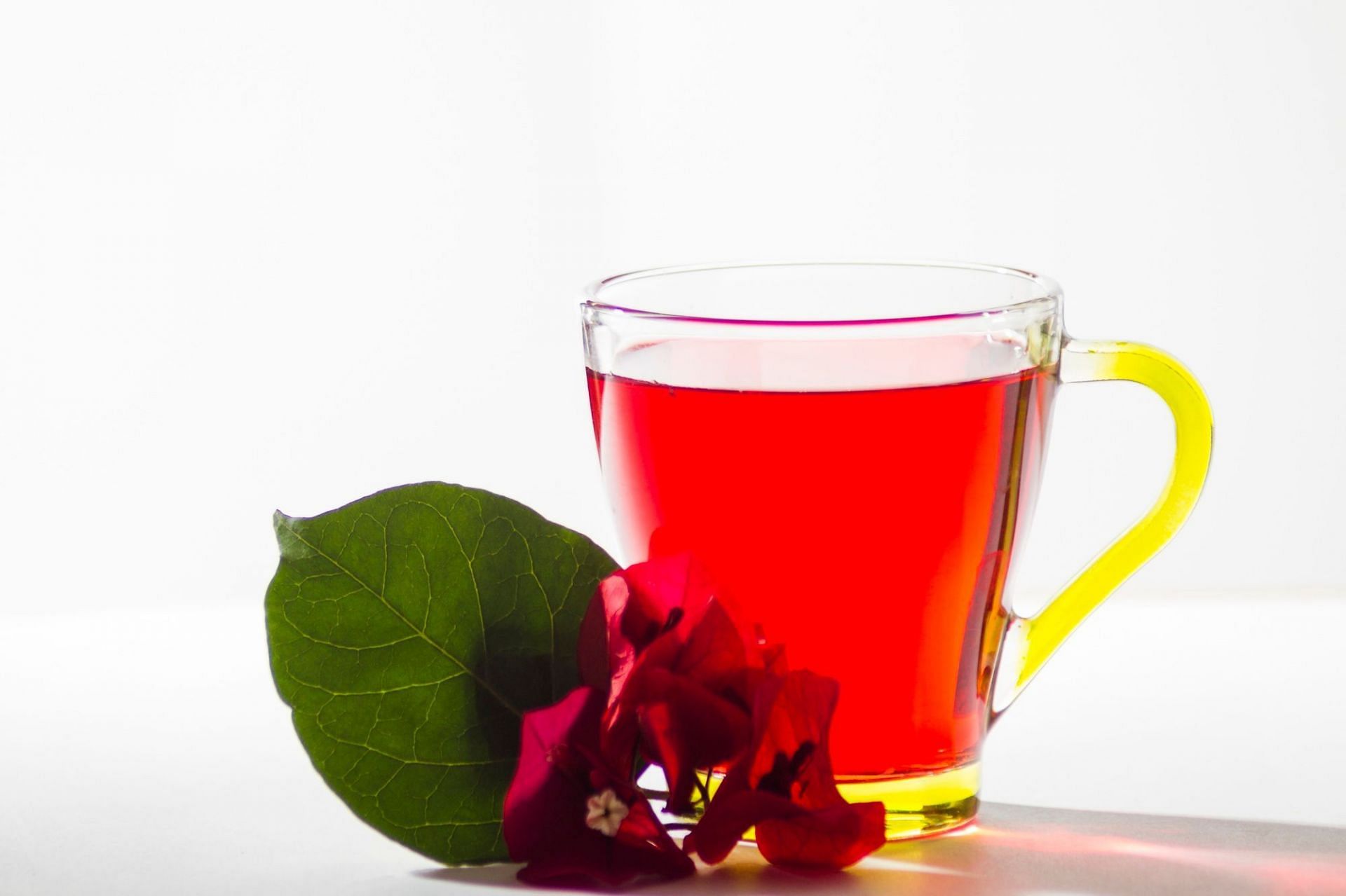 Benefits of hibiscus tea. (Image via Freepik)