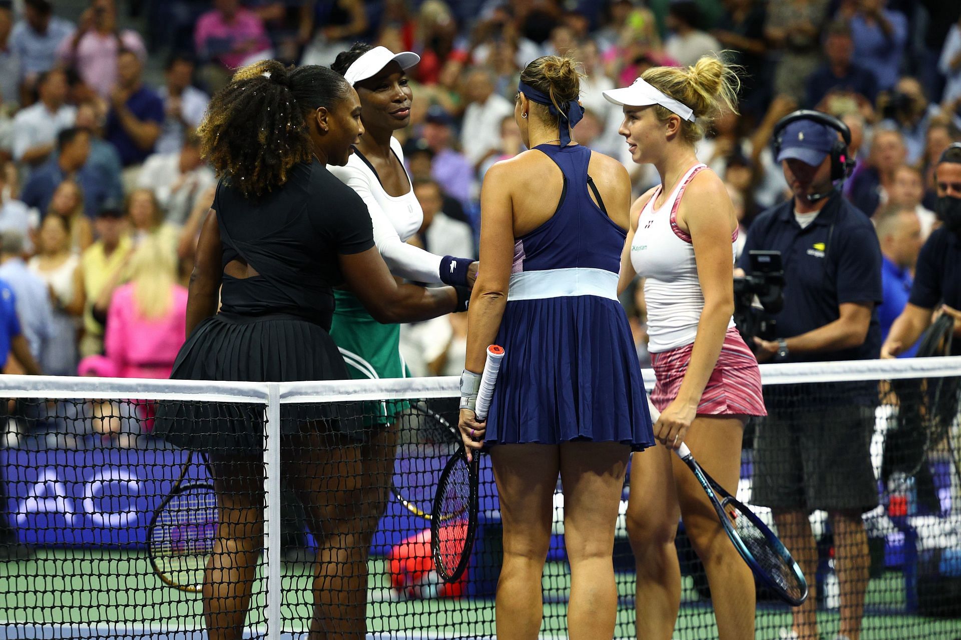 Linda Noskova shaking hands with Serena Williams at the 2022 US Open.
