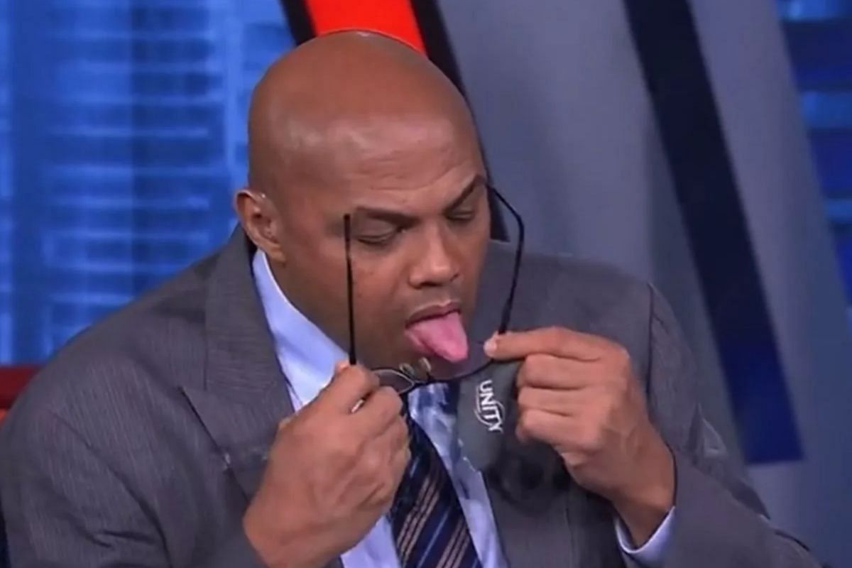 Charles Barkley licking his glasses. (Photo: NBA on TNT/Twitter)