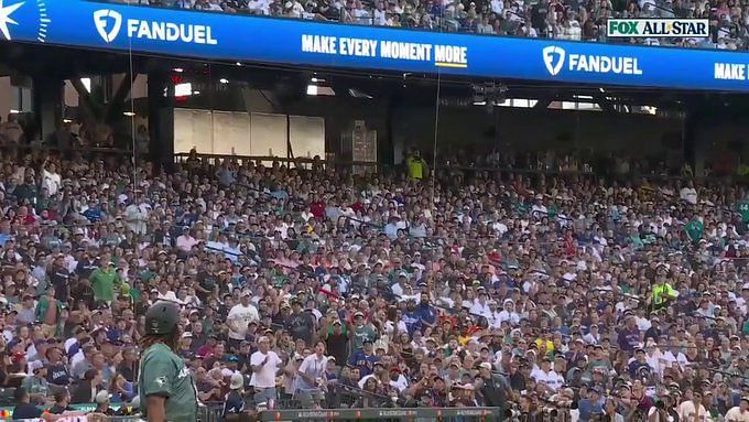 WATCH: Frustrated Vladimir Guerrero Jr. Splinters Bat in Half Following  Strikeout to the Surging New York Yankees - EssentiallySports