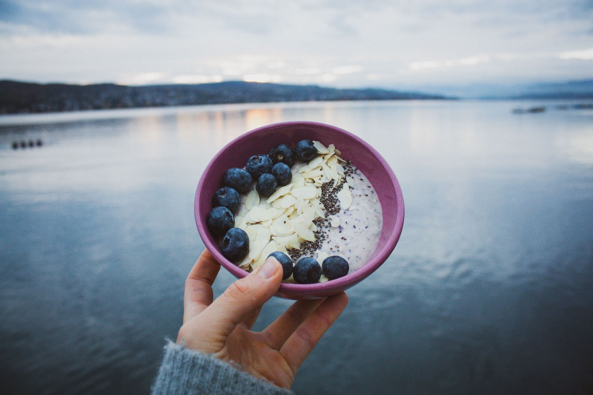 Blueberries can help enhance your cognitive level (Image via unsplash / corina rainer)