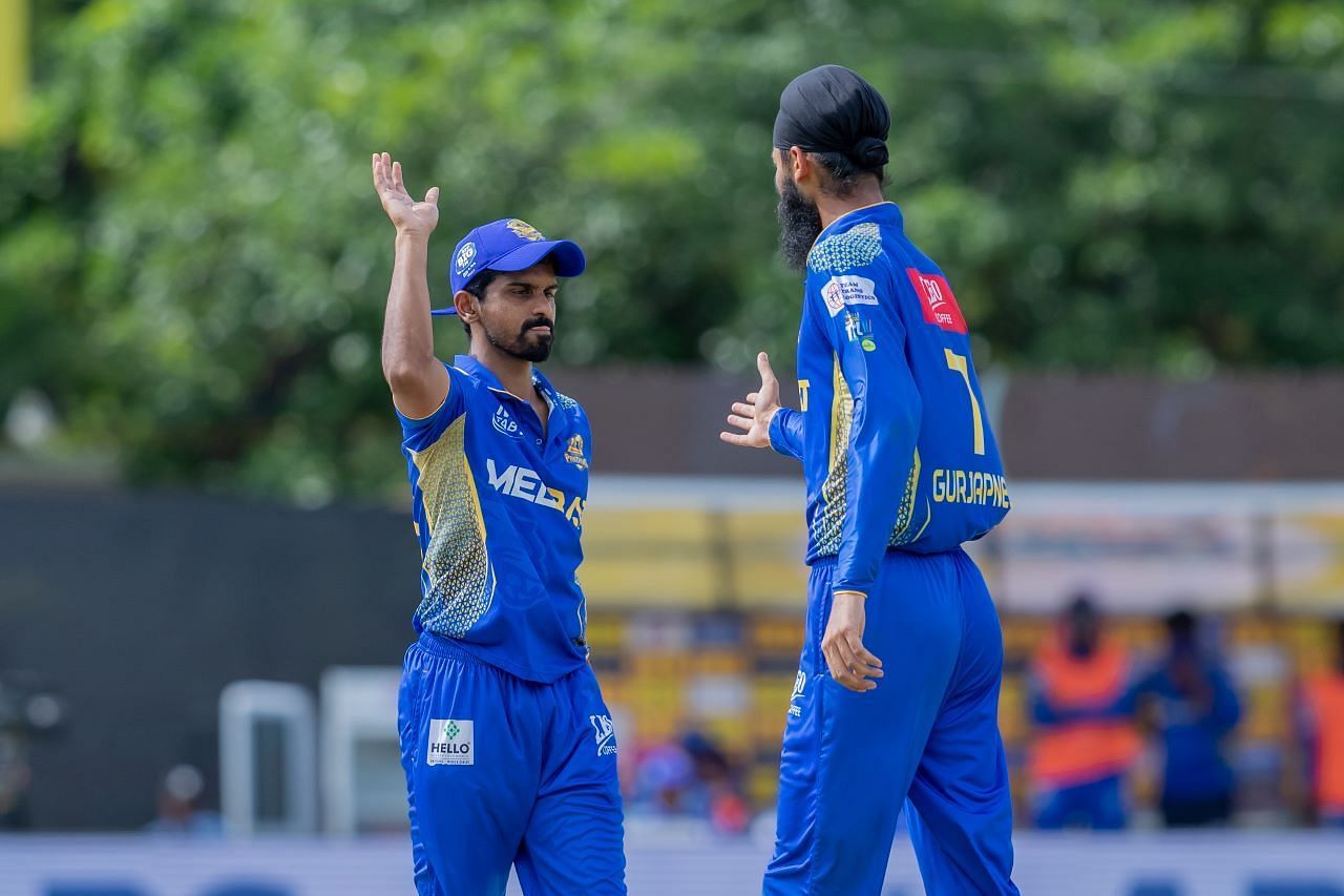 Murugan Ashwin and Gurjapneet Singh in action (Image Courtesy: TNPL Media)