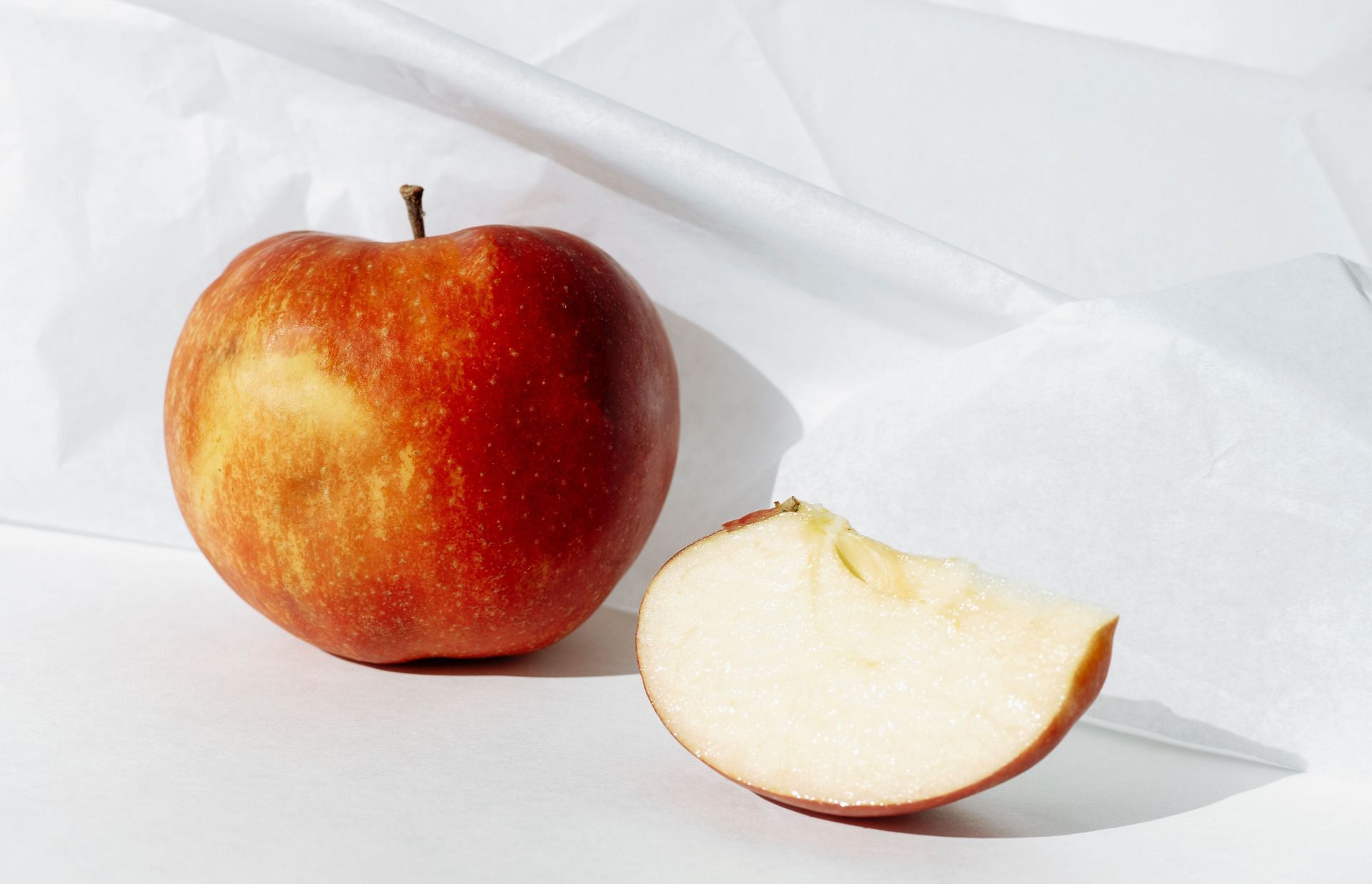 Home remedies for gout- Eating apples is helpful. (Image via Pexels/ Anna Nekrashevich))