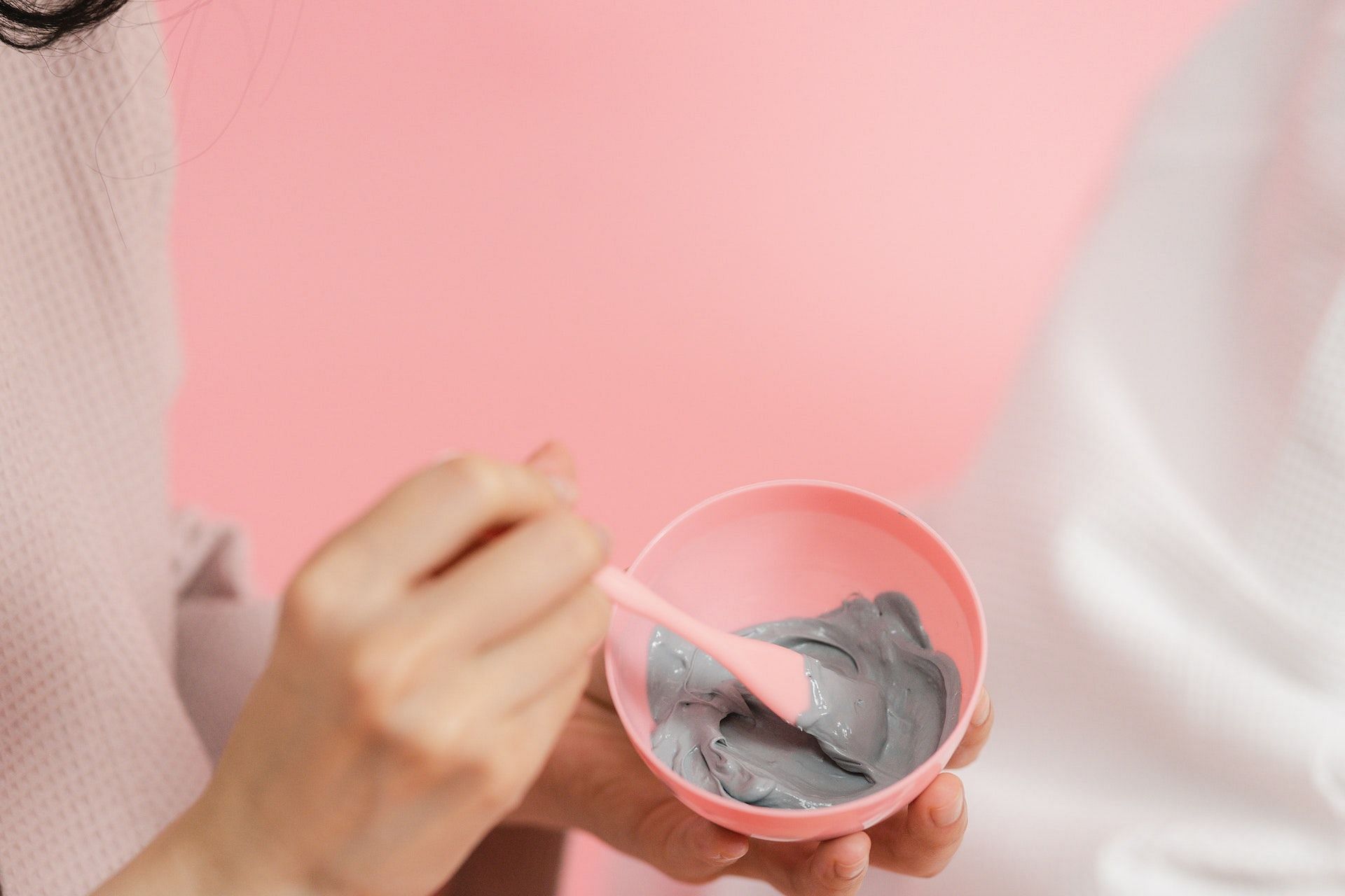 You can make DIY hair masks with kaolin. (Photo via Pexels/SHVETS production)