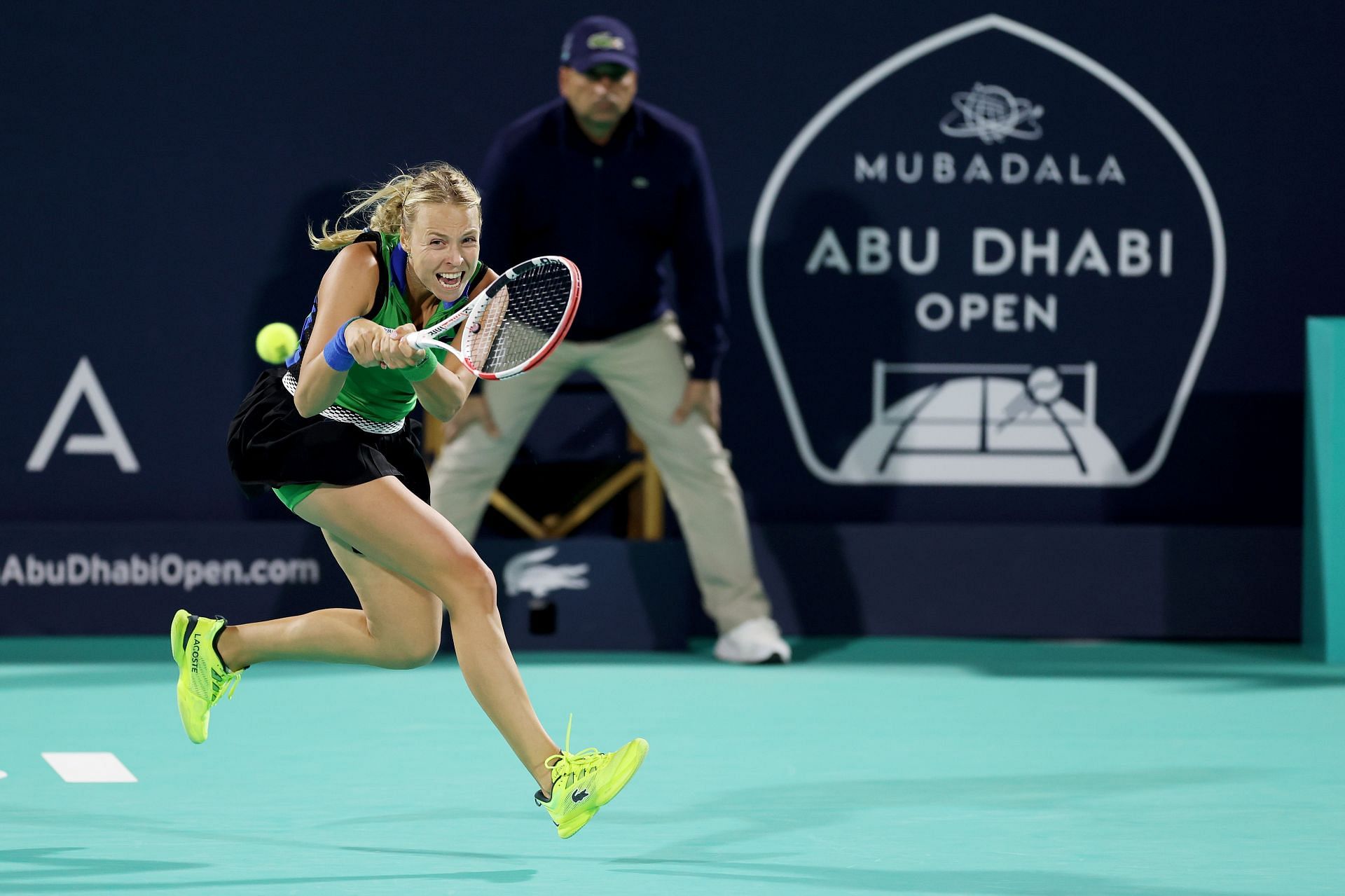 Anett Kontaveit plays backhand at the Abu Dhabi Open.