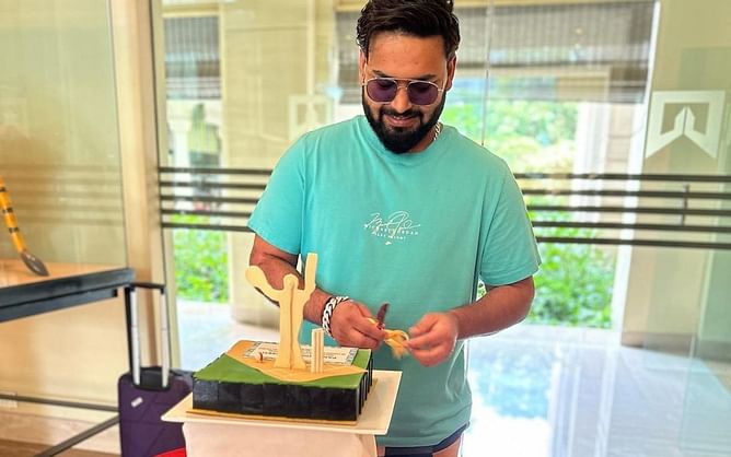 MS Dhoni के बर्थडे पर ऋषभ पंत ने काटा केक, खास अंदाज में दी जन्मदिन की बधाई