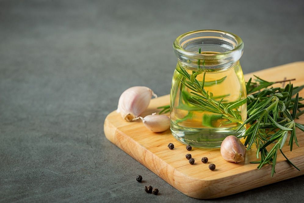 Rosemary infused water for health (Image via Freepik/Jcomp)