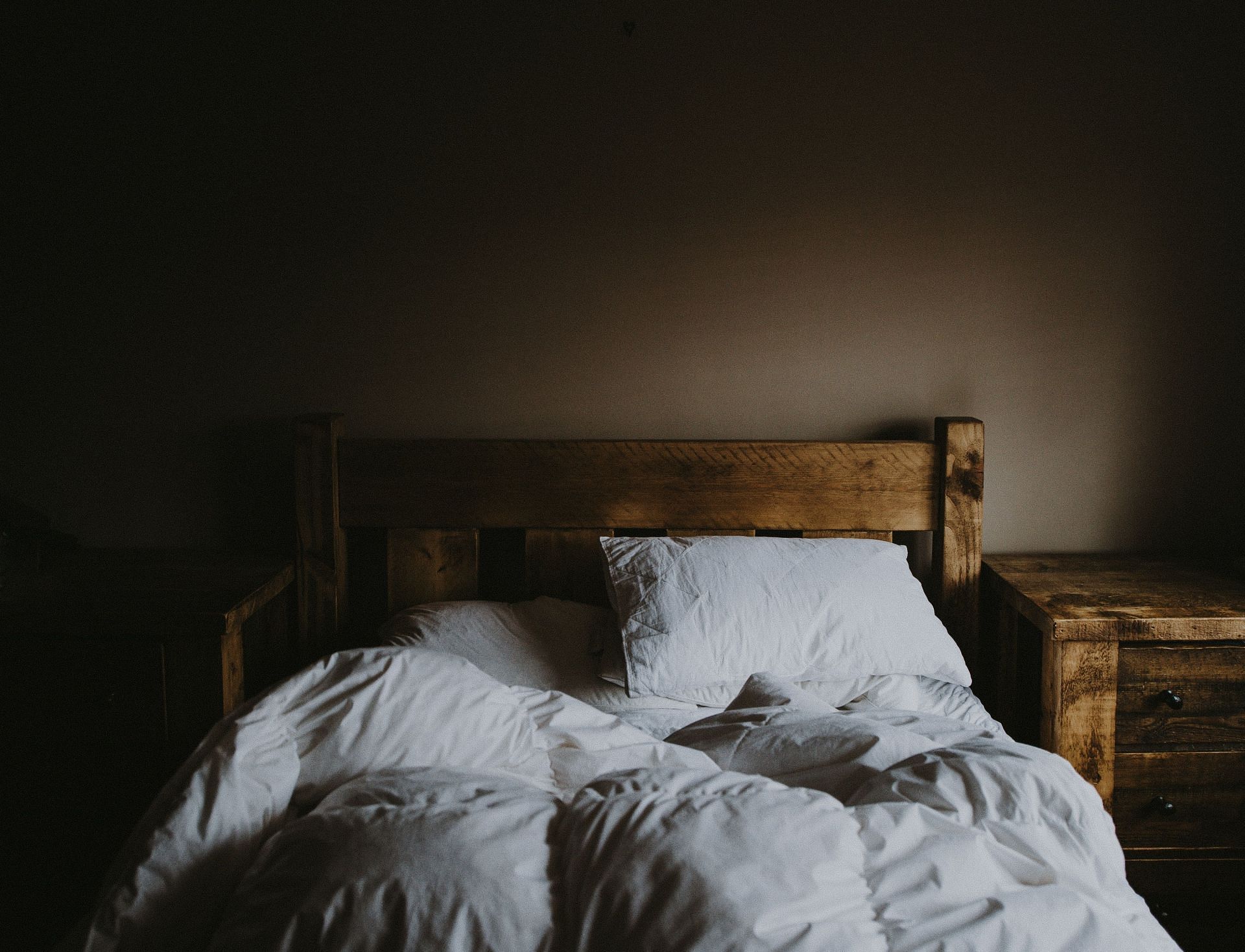 make your bedroom warm and cozy (Image via Unsplash / Annie Spratt)