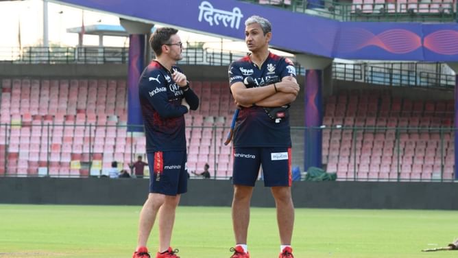 Mike Hesson and Sanjay Bangar relieved of their coaching duties by RCB - Reports