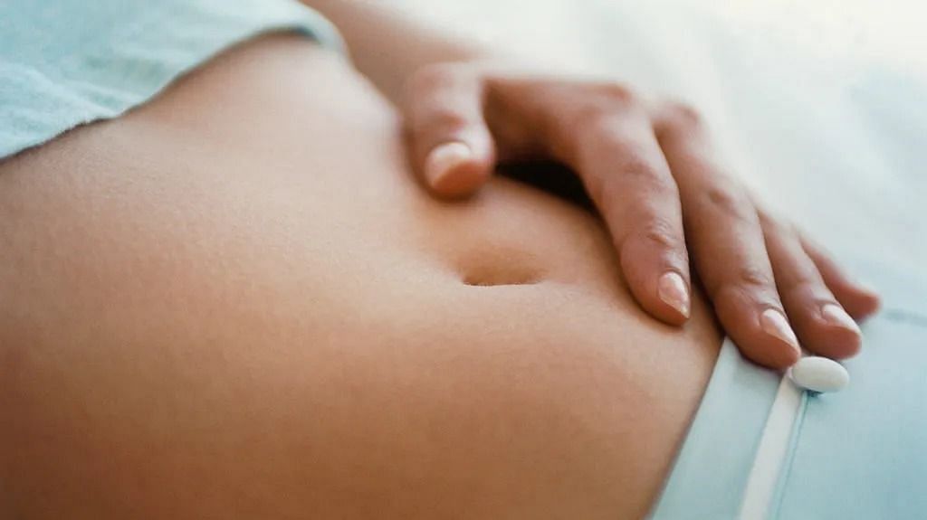 Horizontal belly button (Image via Getty Images)