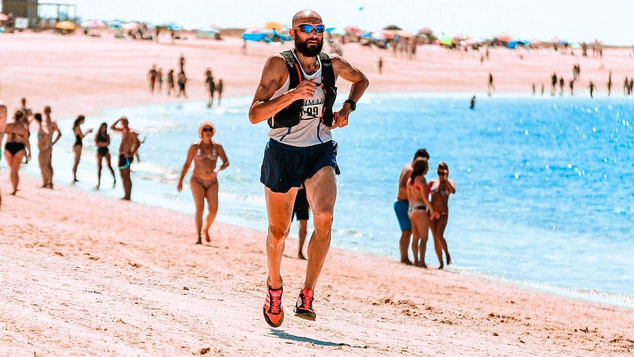 Jogging on the beach provides a delightful workout experience.(RUN 4 FFWPU/Pexels)