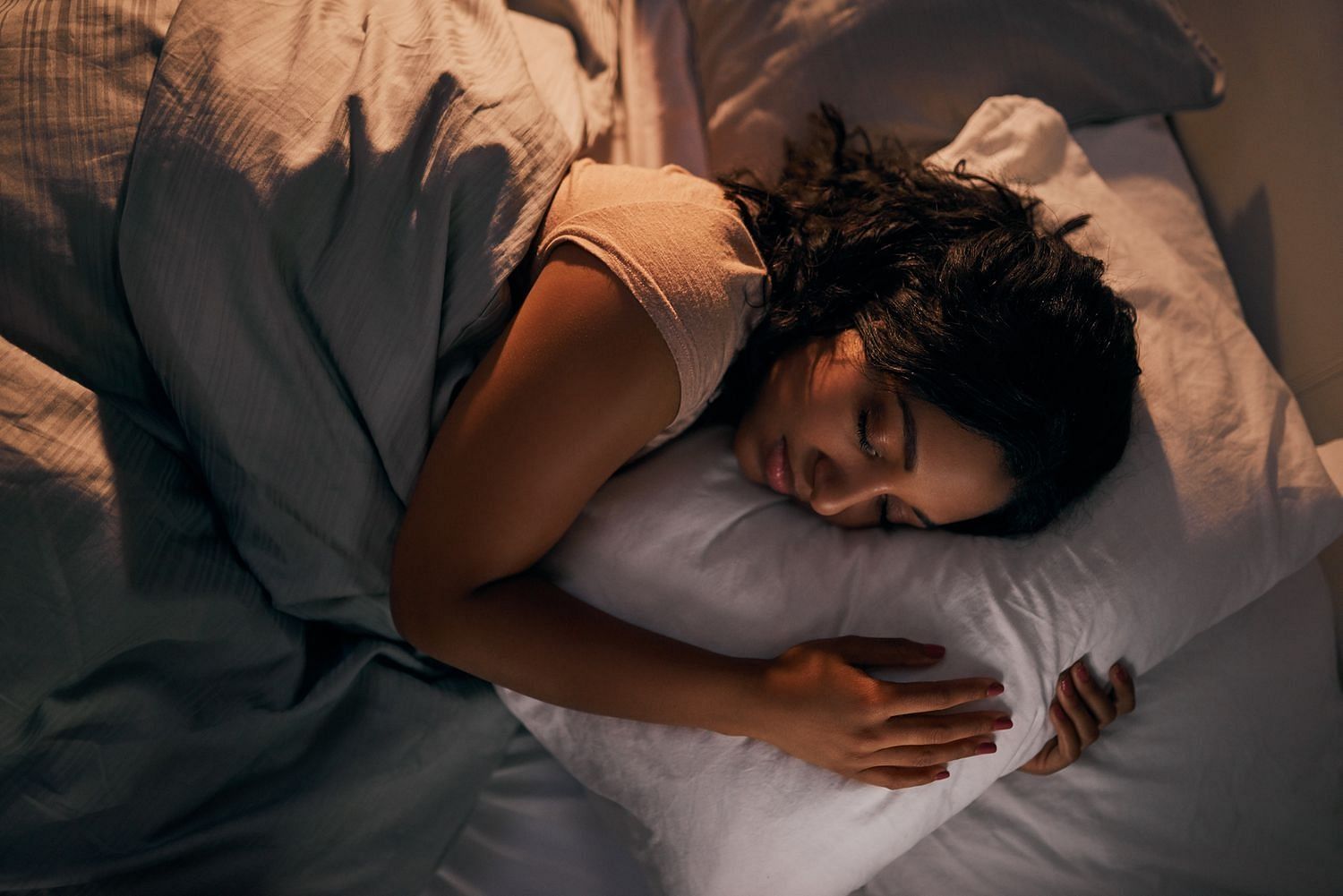 Left-side sleeping (Image via Getty Images)