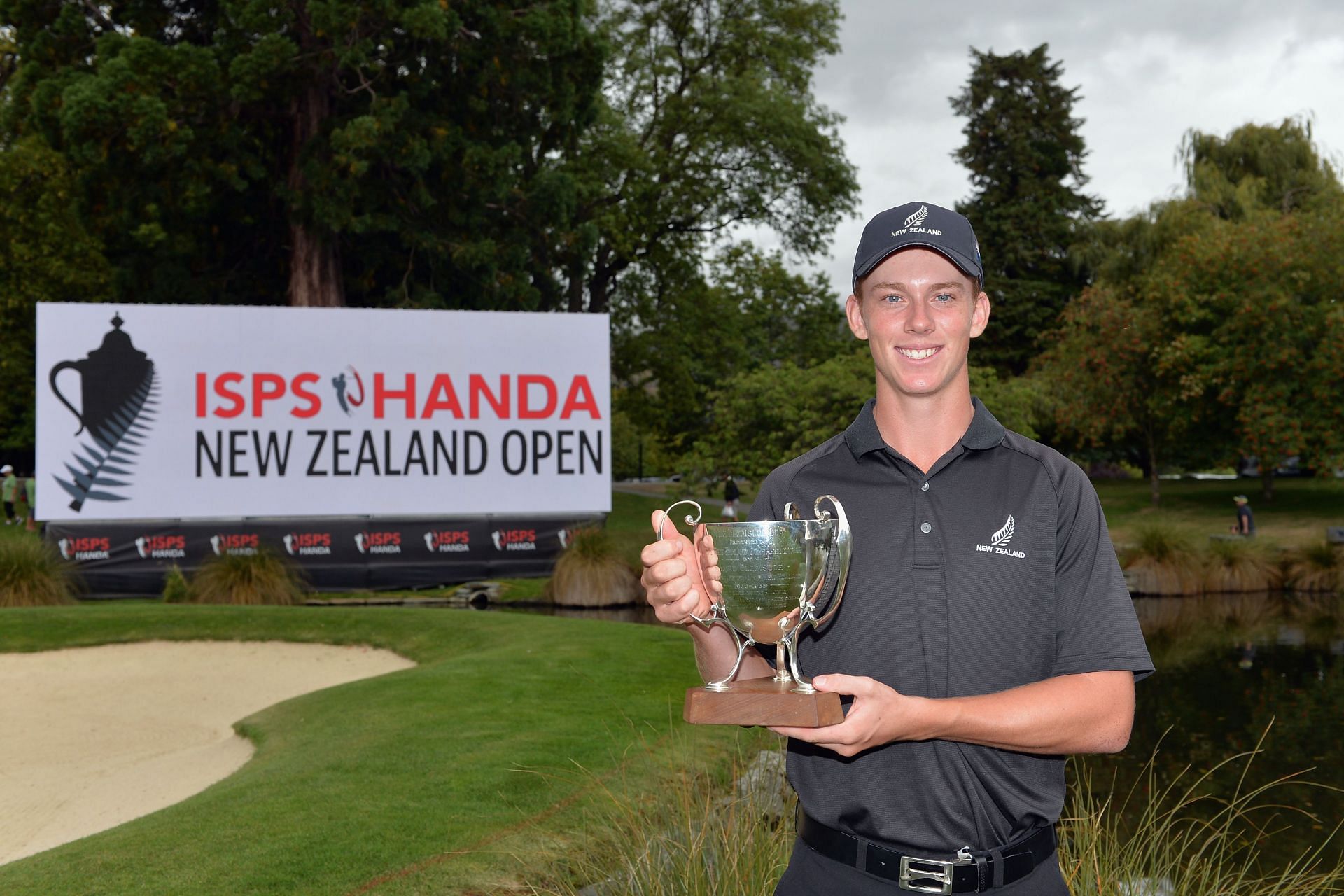 Daniel Hillier with the Bledisloe Cup at the ISPS Handa New Zealand Golf Open (via Getty Images)