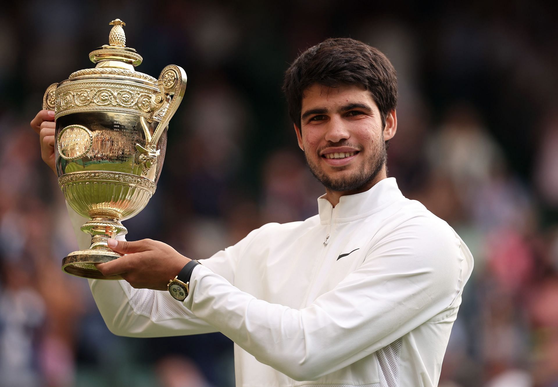 Carlos Alcaraz with the Wimbledon Trophy (via Getty Images)