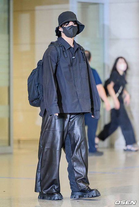 📸 Spotted: Jungkook of @bts.bighitofficial wears @calvinklein this morning  while maneuvering Seoul's Incheon Airport. To be exact, the pop …