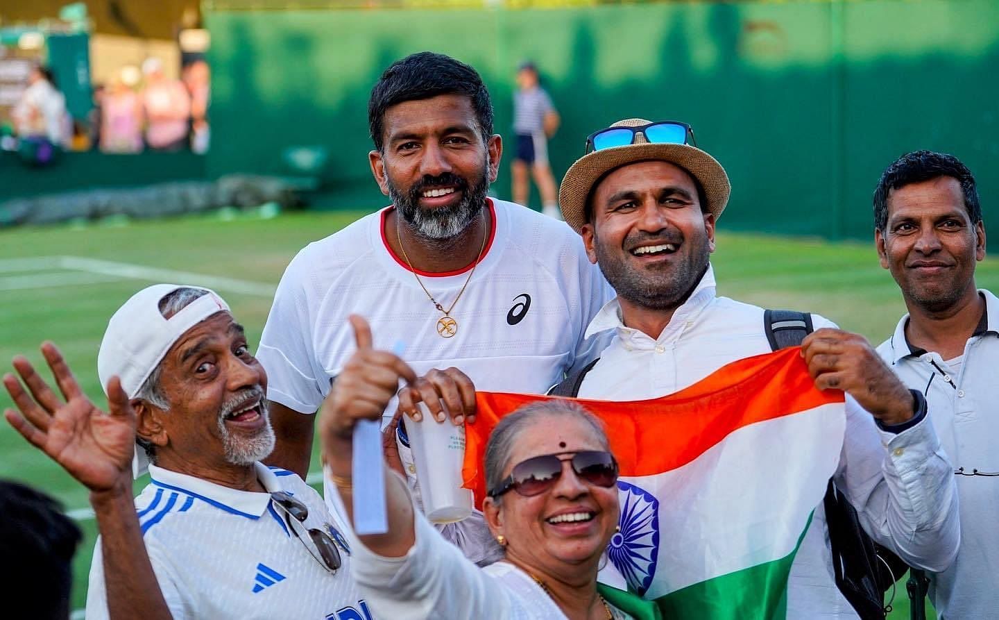 Rohan Bopanna with Indian fans (Image via Twitter)
