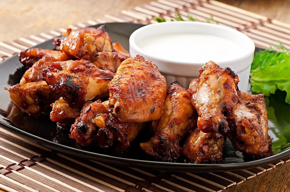 Smoked wings (Image via freepik/timolina)