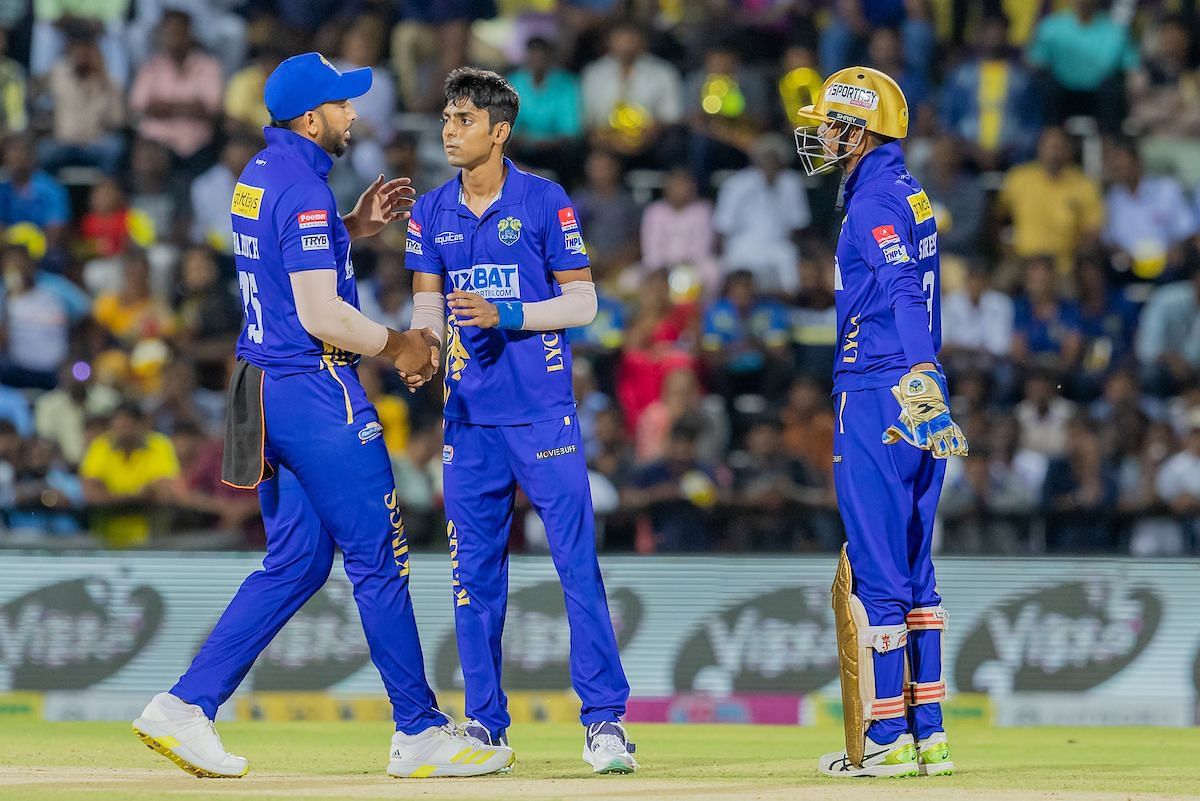 Jhathavedh (center) has enjoyed working with skipper Shahrukh Khan at the Kovai Kings this year (Picture Credits: tnpl.cricket).