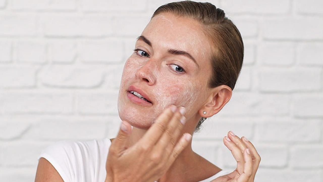 How to exfoliate skin (Image via Getty Images)