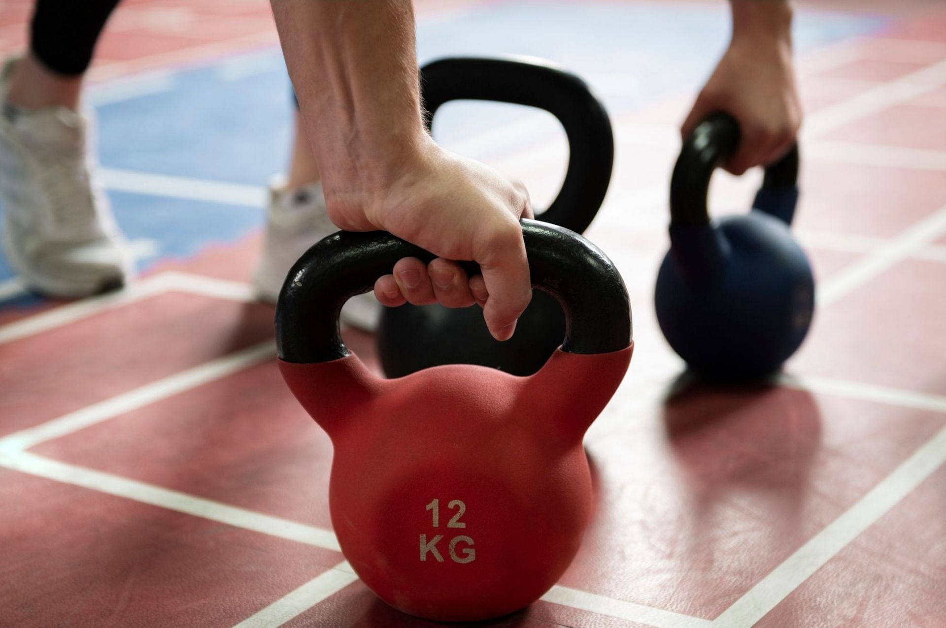 Kettlebell swings. (Image via Freepik)