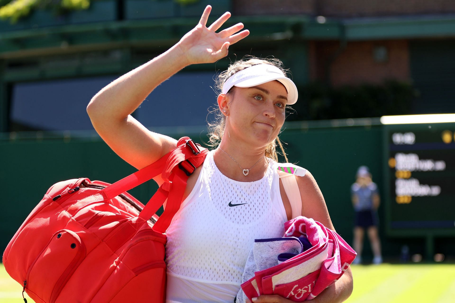 Paula Badosa leaves the court after pulling out due to injury