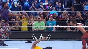 WWE SmackDown के ऑफ-एयर होने से पहले फैन फेवरेट स्टार ने मचाया बवाल, 2 Superstars के ऊपर अटैक करके सबको किया खुश