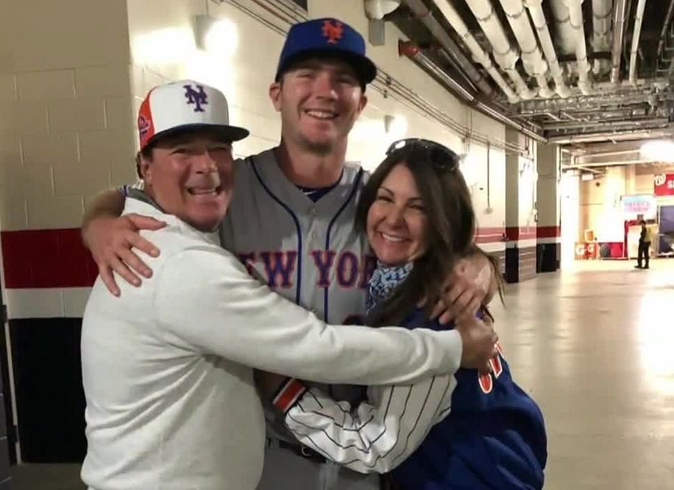 Pete Alonso with his parents