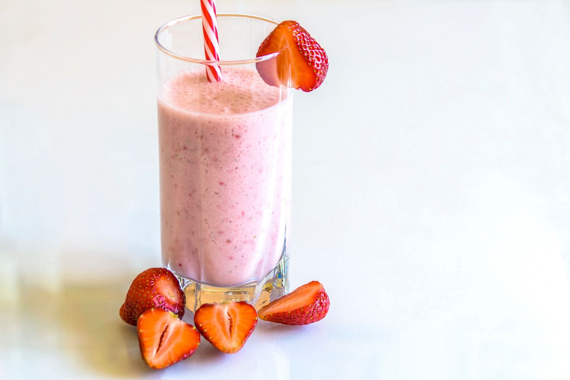 Eating bananas or drinking smoothies is beneficial. (Image via Pexels/Photomix Company)