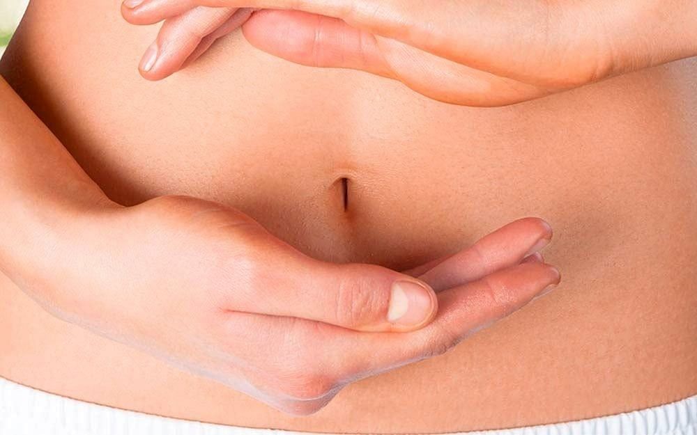 Vertical belly button (Image via Getty Images)