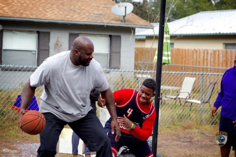 Shaquille O'Neal playing pickup basketball with a bunch of kids. (Photo: Gainsville, FL PD/Twitter)