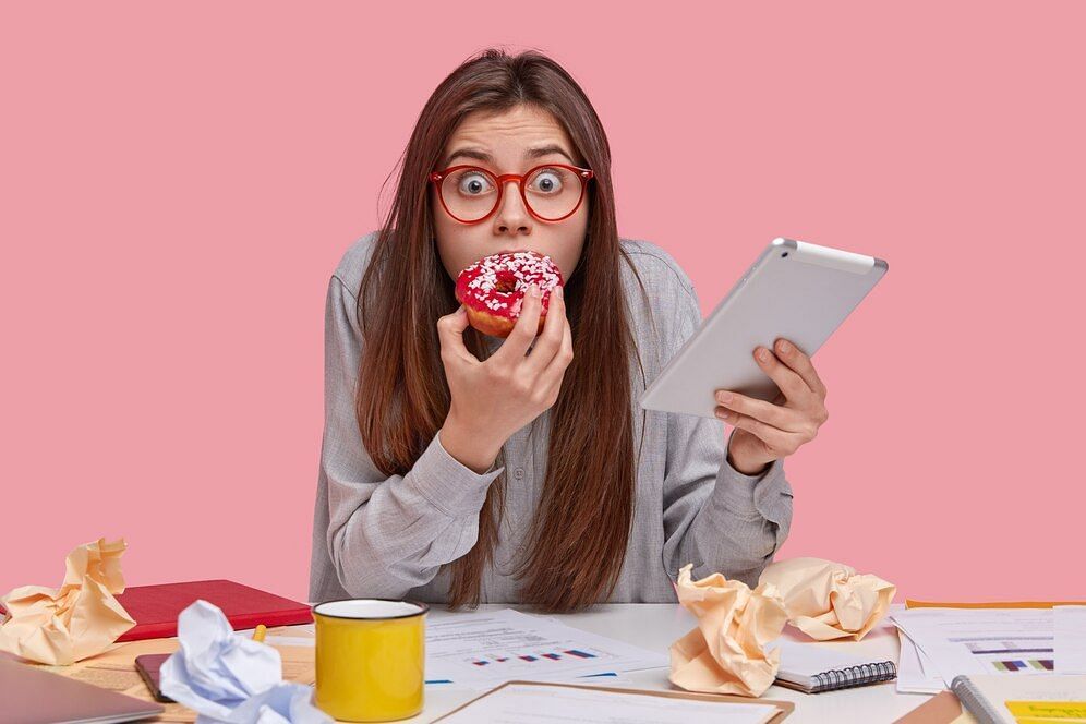 unhealthy foods that you cant escape (Image via freepik/wayhomestudio)