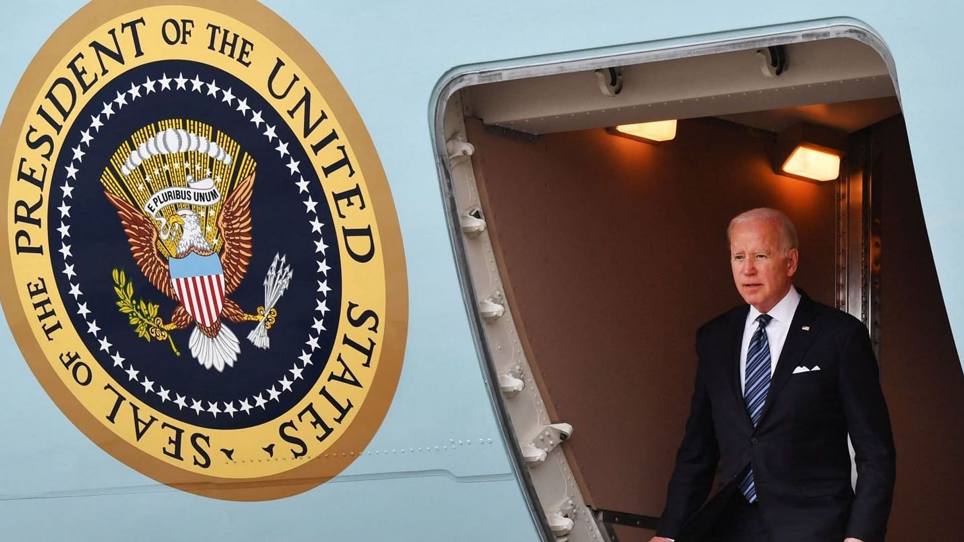 Joe Biden trips yet again climbing aboard the Air Force One (Image via Getty Images)