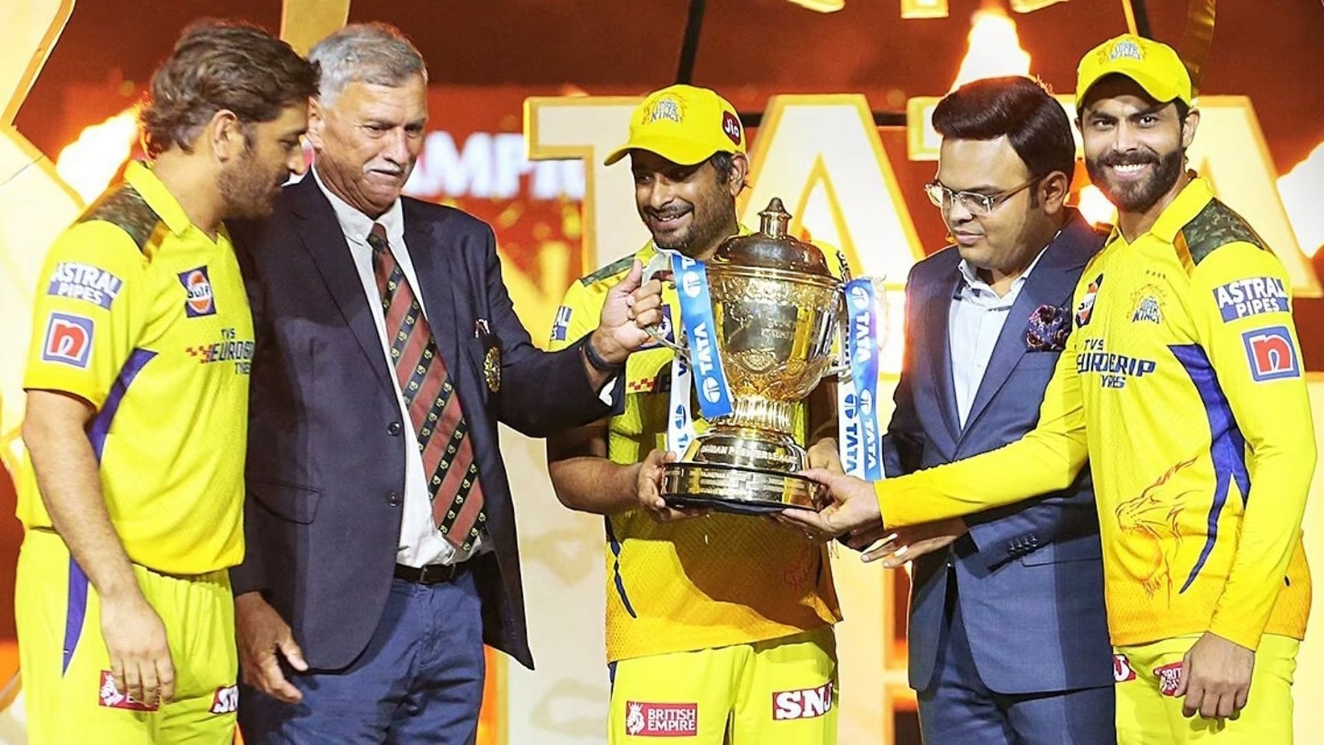 MS Dhoni, Ambati Rayudu and Ravindra Jadeja accepting the IPL 2023 trophy (P.C.:Twitter)