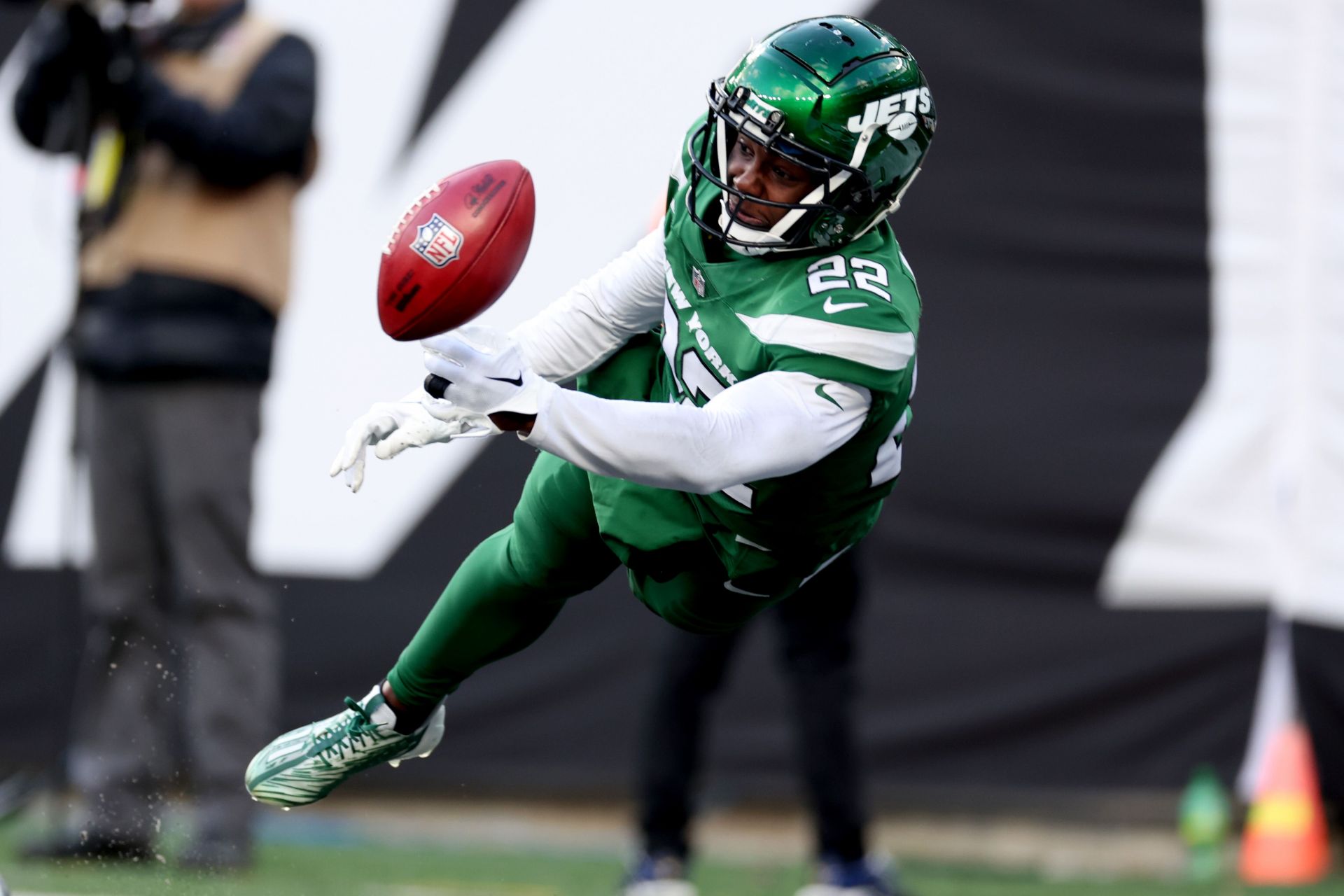 Tony Adams deflecting pass during Detroit Lions v New York Jets