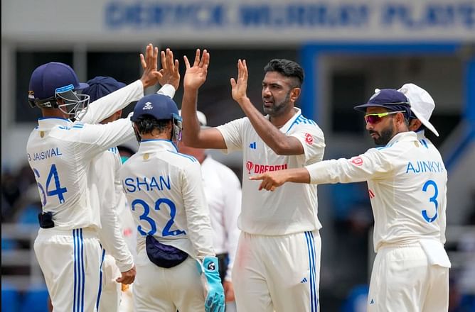 WI vs IND: वेस्टइंडीज का फॉलोऑन बचाना लगभग तय, दूसरे टेस्ट के तीसरे दिन बारिश के कारण काफी ओवर का हुआ नुकसान