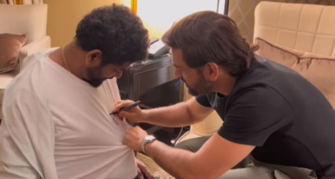 साउथ के दिग्गज फिल्म डायरेक्टर को एमएस धोनी ने टी-शर्ट पर दिया ऑटोग्राफ, सामने आया वीडियो