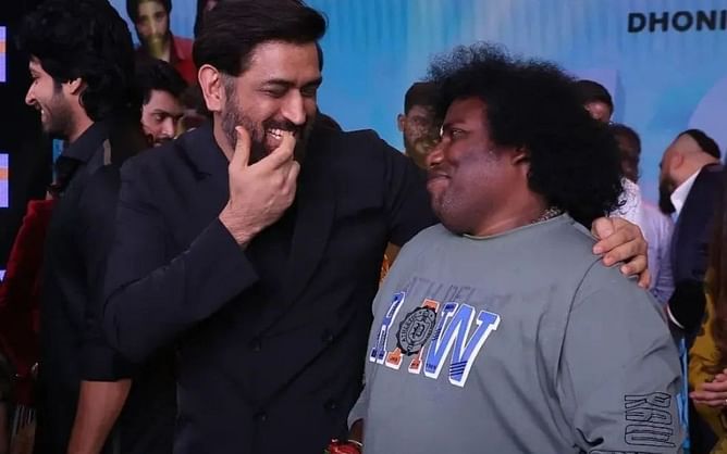 साउथ के एक्टर योगी बाबू के साथ मस्ती करते नजर आए MS Dhoni, वीडियो वायरल