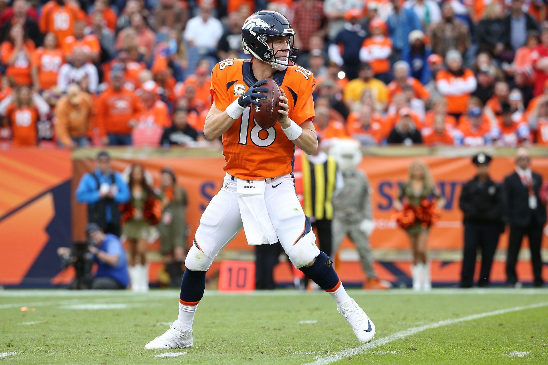 NO FILM, NO VIDEO, NO TV, NO DOCUMENTARY - Indianapolis Colts quarterback  Peyton Manning runs a quarterback sneak against the Kansas City Chiefs to  set up the game winning field goal in