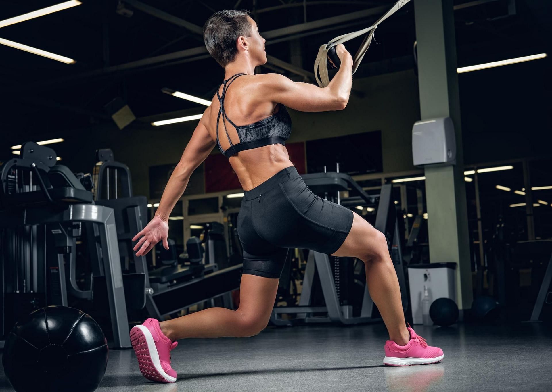 TRX sprinter starts with knee drive. (Image via Freepik)