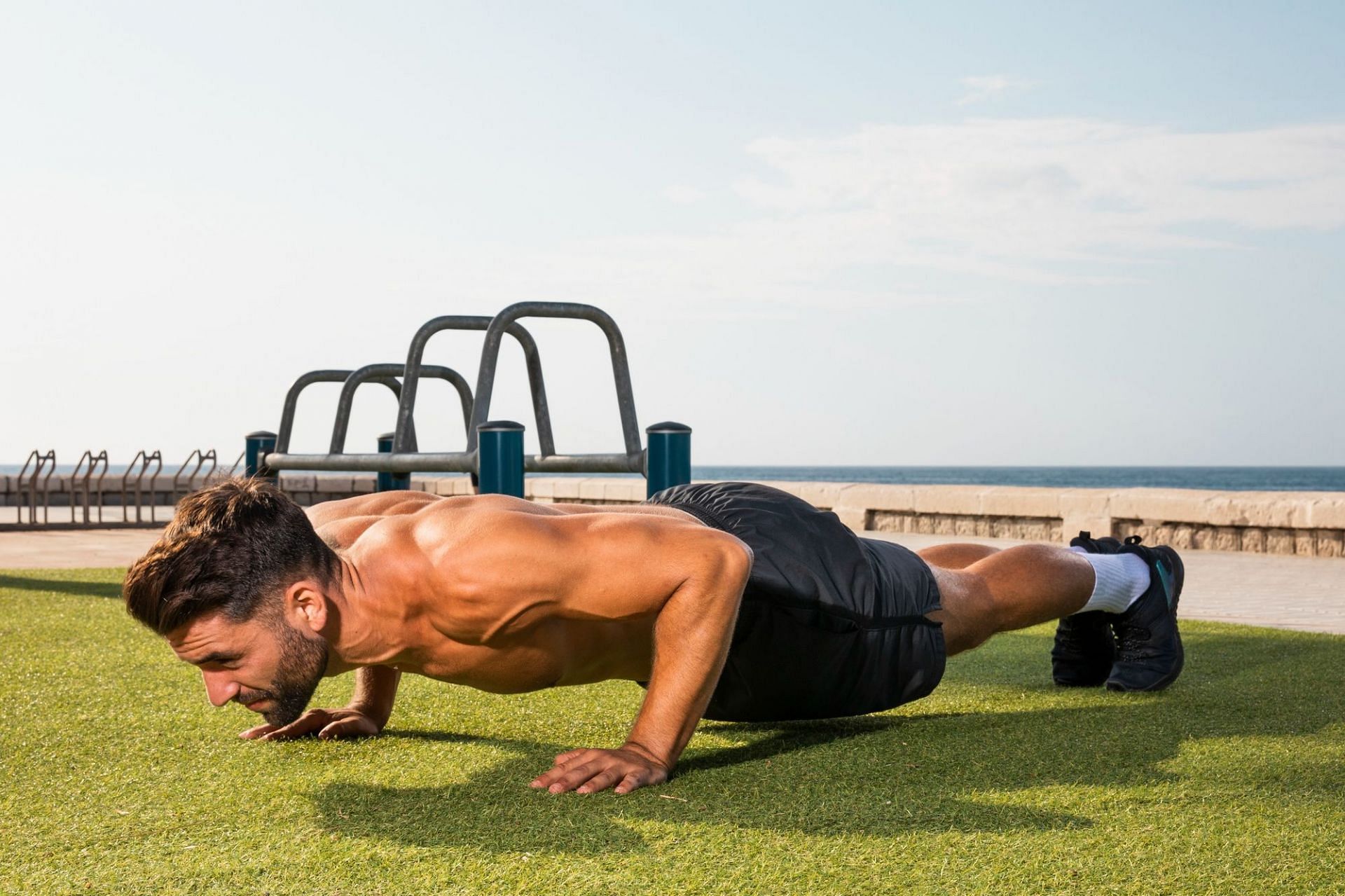 Plyometric push-up is a great power training exercise. (Photo via Freepik)