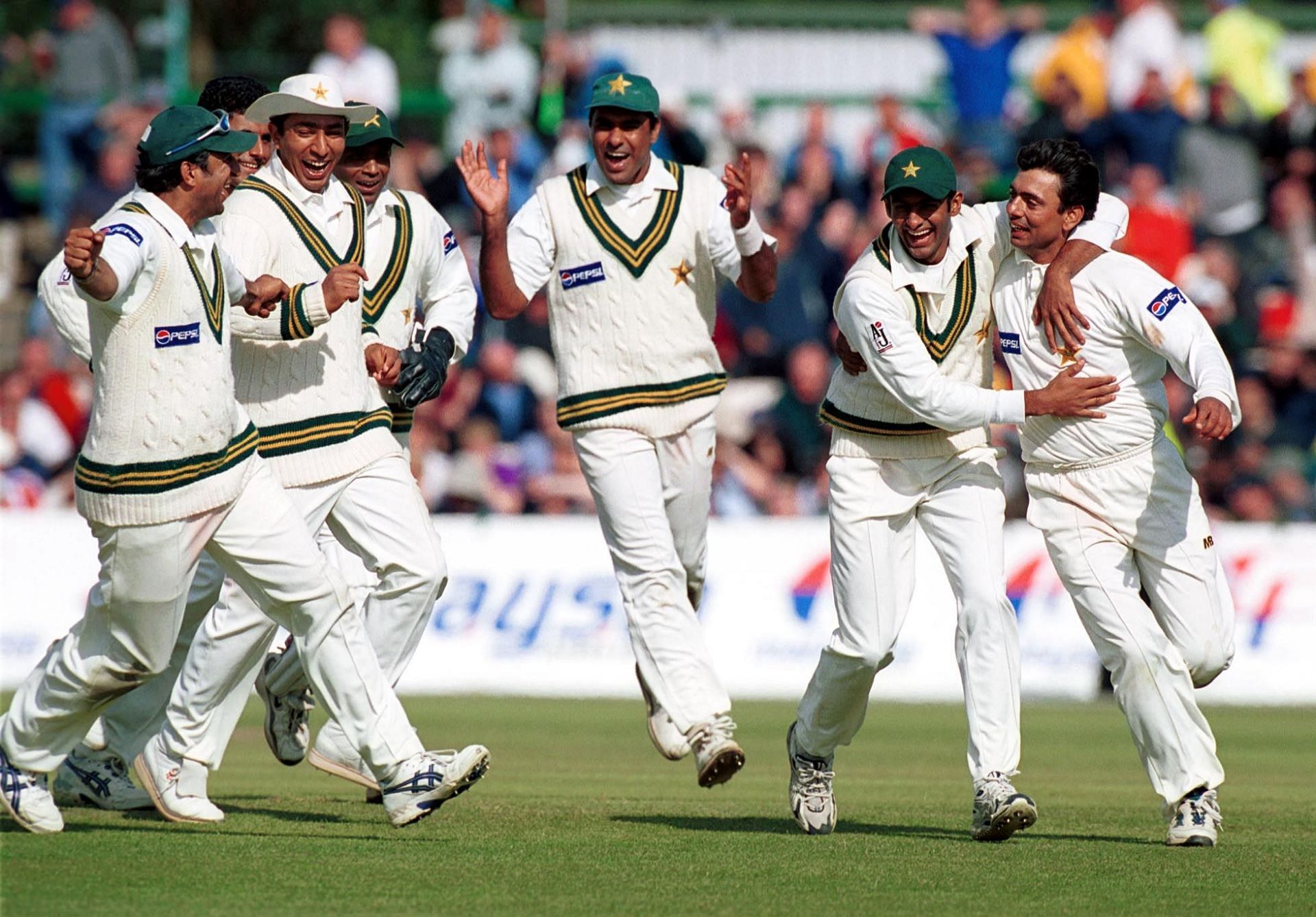 Pakistan celebrating during a Test in 2001 [Getty Images]