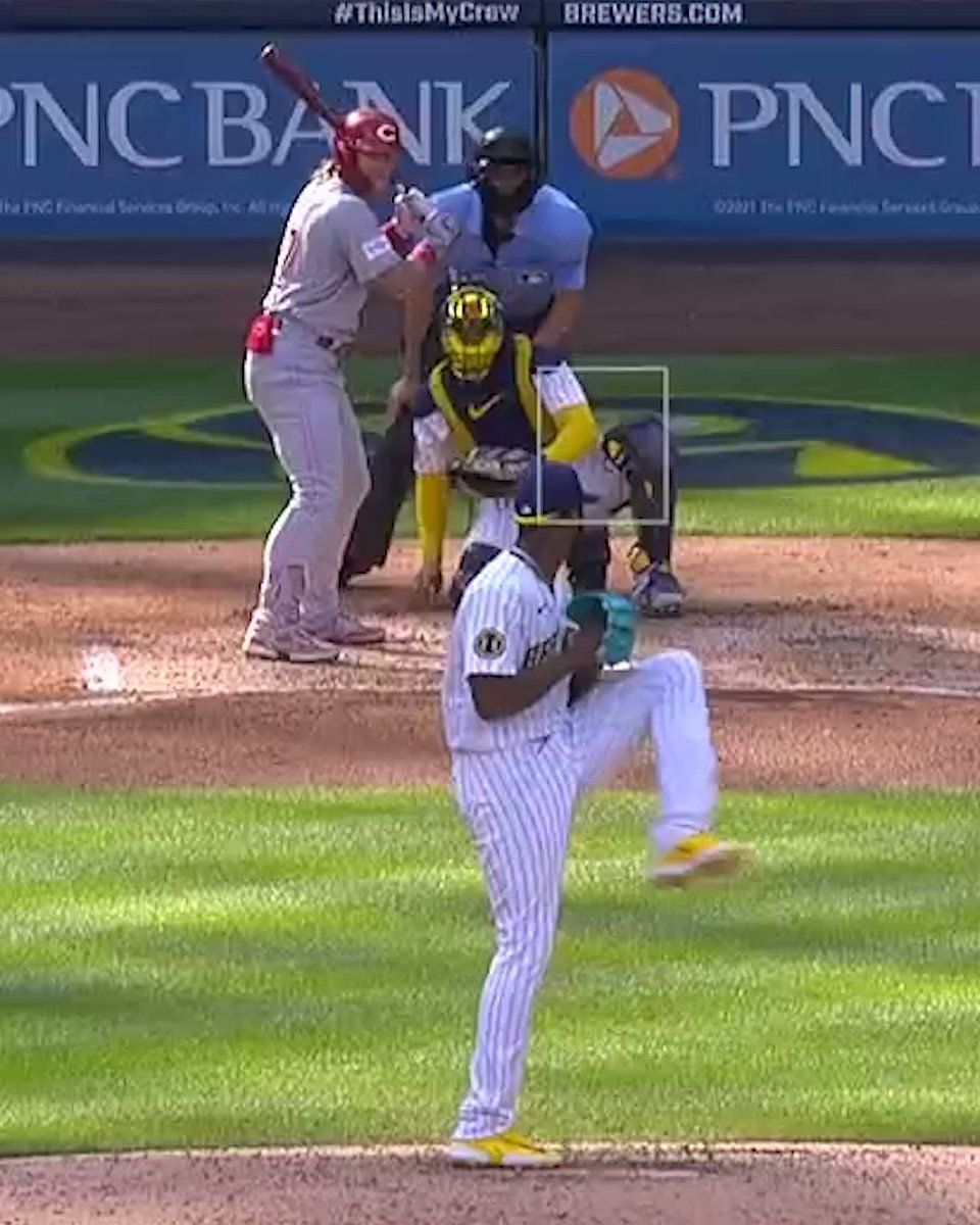 Brewers Craig Counsell holds hand up as Elly De La Cruz's