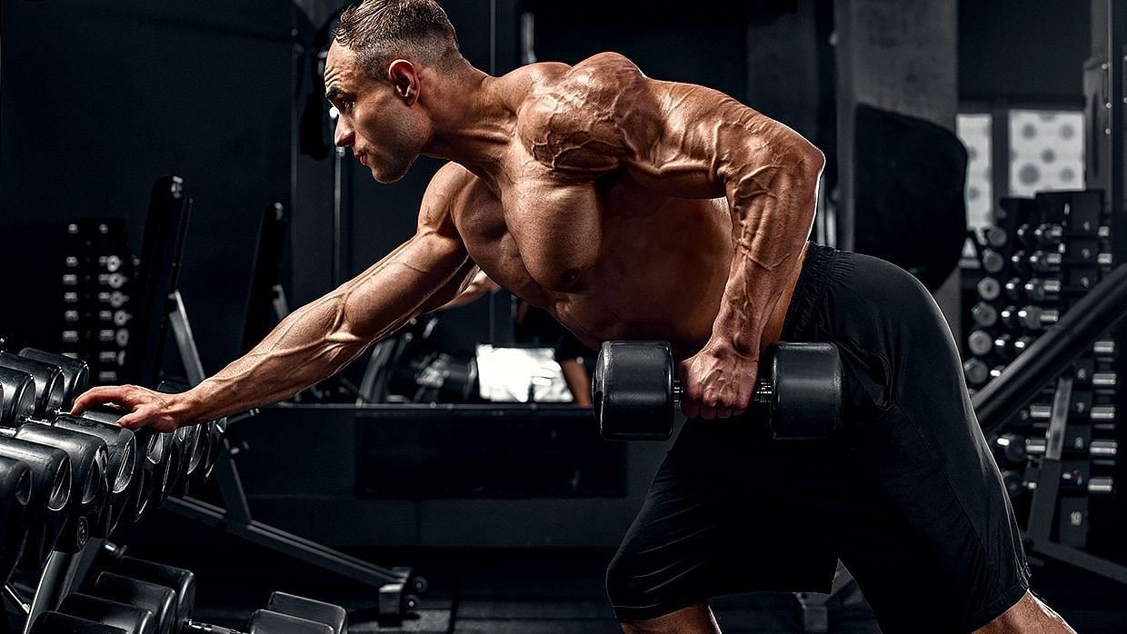 Single-arm dumbbell rows (Image via Getty Images)
