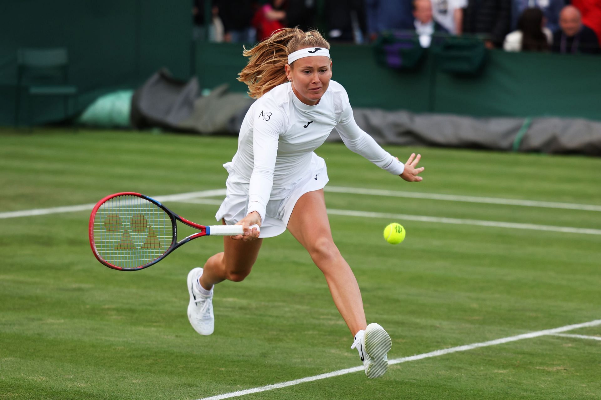 Mary Bozkoff & aacute;  Playing forehand at Wimbledon 2023