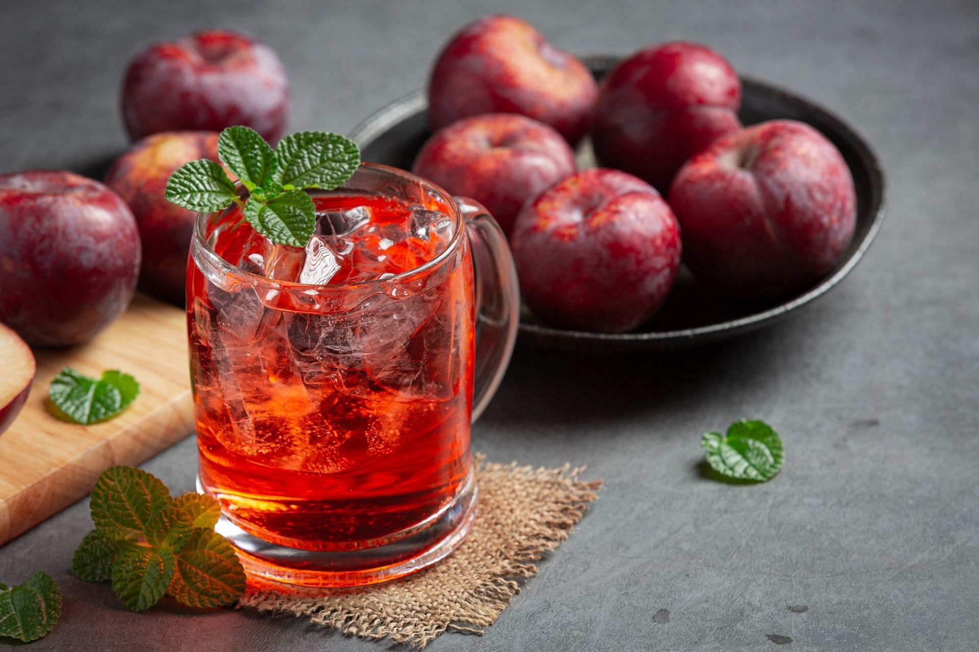 Plums are hydrating. (Photo via Freepik/jcomp)